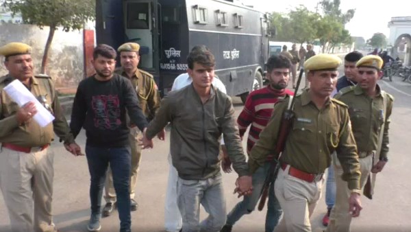  तीन युवकों ने मारी गोली