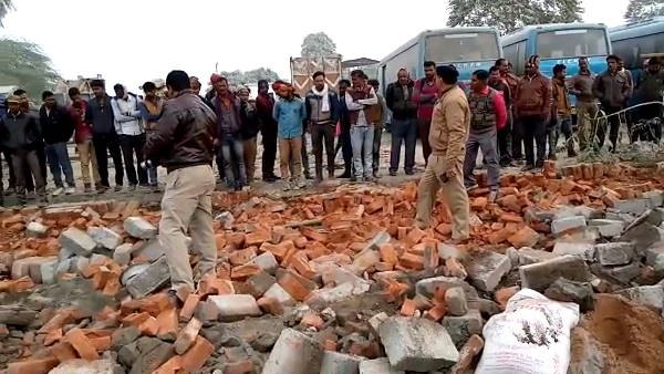 boundary wall collapsed in jhansi, 5 workers dead and 10 injured