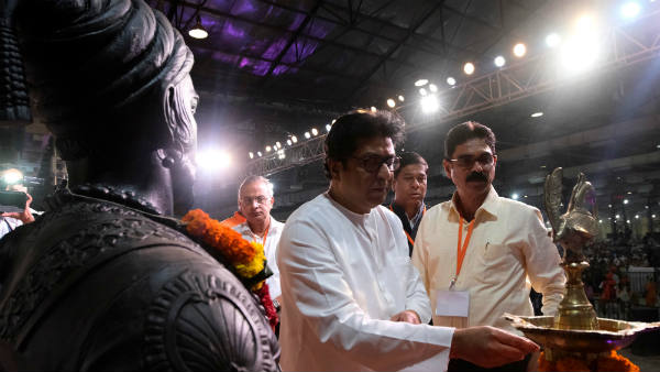 उद्धव बोले- हमने अपना भगवा झंडा नहीं बदला