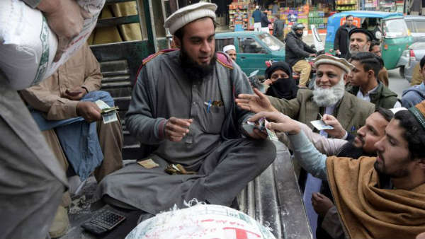 मुर्गियों ने छीनी पाकिस्तानियों से रोटी!