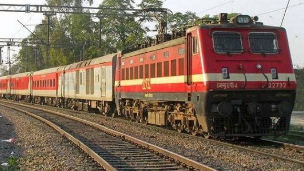 लोकल ट्रेन ने मारी टक्कर लोकल ट्रेन ने मारी टक्कर