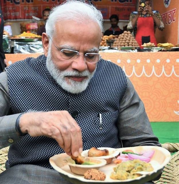 हुनर हाट में लिट्टी चोखा खाते प्रधानमंत्री नरेंद्र मोदी