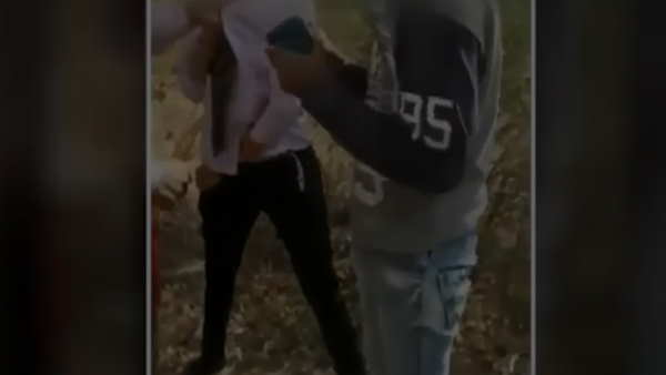 तालाब किनारे बैठे हुए थे प्रेमी युगल