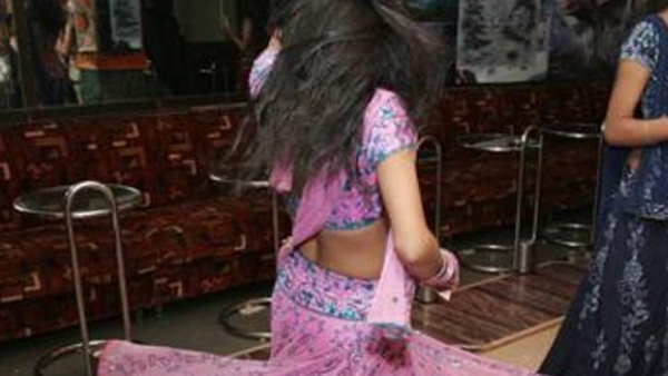 जान-पहचान होने पर दूसरे कार्यक्रम का हवाला देकर बुलाया