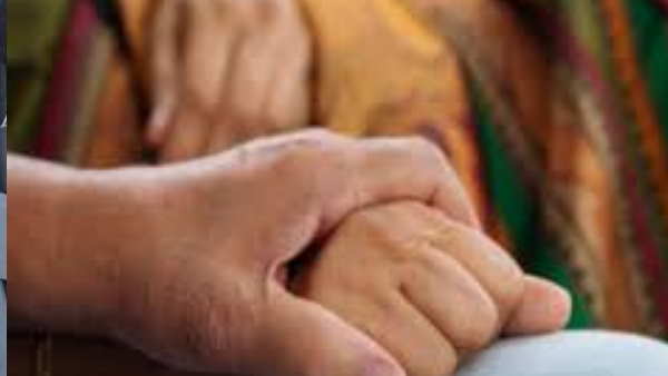 महिला आयोग ने साथ रहने की दी है सलाह