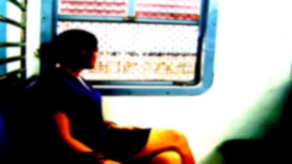 ब्लैकमेल कर फिल्म दिखाने ले जाता युवक