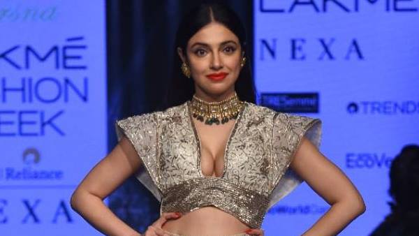 ड्रेस को दिव्या ने संभाला