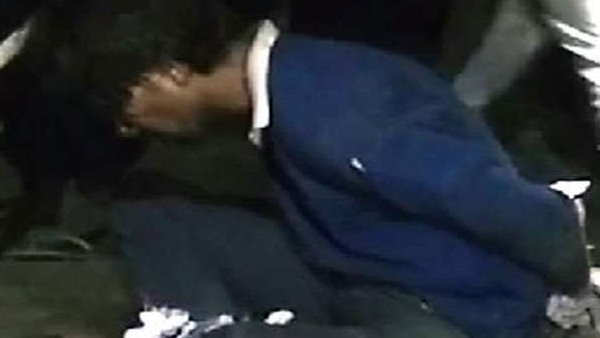 घर में घुस रहे चोर को लोगों ने पकड़ा