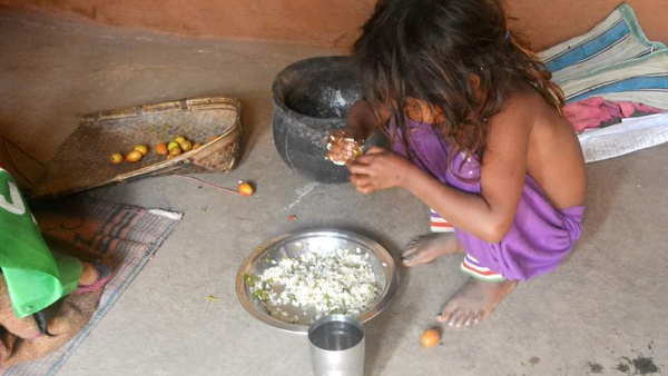 घर में दाल नहीं होने के कारण पत्ता गोभी के साथ चावल खाने को मजबूर