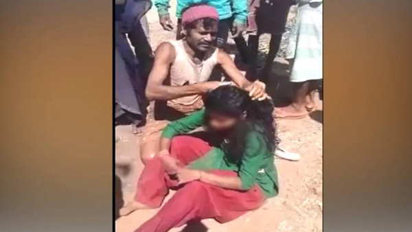 मोबाइल फोन पर लड़के से बातचीत करने का था आरोप