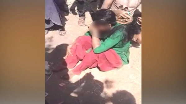 चीखती-चिल्लाती रही लड़की