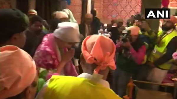 varanasi priyanka gandhi vadra visit temple on saint ravidas jayanti