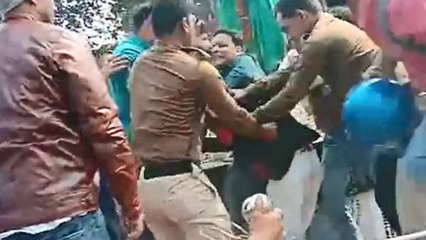 पुलिसकर्मियों ने युवक को पकड़ा