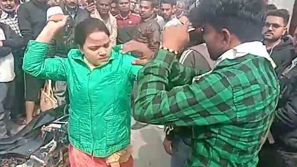 माफी मांगने लगा युवक