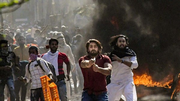 क्राइम ब्रांच की टीम ताहिर हुसैन के घर भी पहुंची थी क्राइम ब्रांच की टीम ताहिर हुसैन के घर भी पहुंची थी