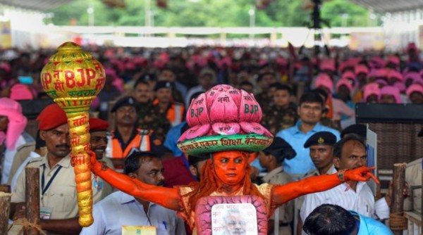 अब किसका करेंगे बेड़ा पार 