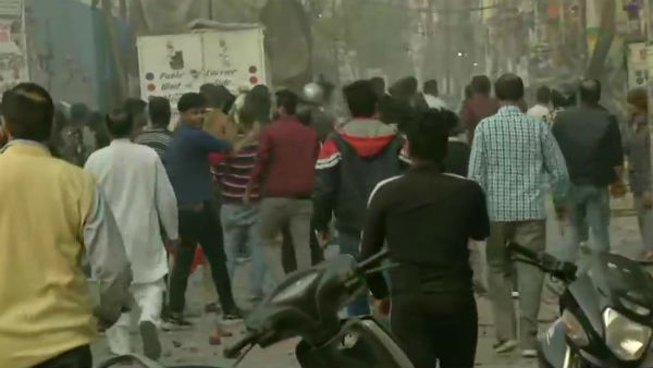 CAA पर दिल्ली में भारी हिंसा, हेड कॉन्स्टेबल समेत 5 की मौत CAA पर दिल्ली में भारी हिंसा, हेड कॉन्स्टेबल समेत 5 की मौत
