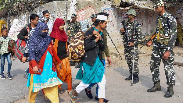 ह्यूमन चेन बनाकर निकाला