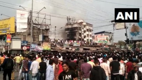 Kolkata Fire breaks out on the 2nd floor of a building at Raja Bazar in Narkeldanga area Kolkata Fire breaks out on the 2nd floor of a building at Raja Bazar in Narkeldanga area