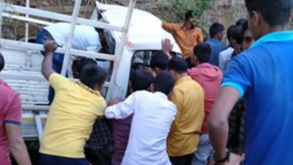 Maharashtra 7 dead and 15 injured after a vehicle carrying them overturned in Yavatmal Maharashtra 7 dead and 15 injured after a vehicle carrying them overturned in Yavatmal