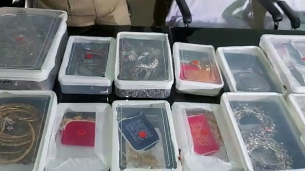 बिजली का तार भी उनके शरीर से बांधा था