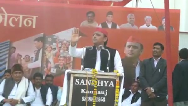 गैस की बढ़ी कीमतों के खिलाफ सभा को संबोधित कर रहे थे अखिलेश यादव 