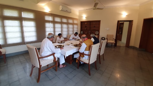 कुछ ऐसा था लंच टेबल पर माहौल कुछ ऐसा था लंच टेबल पर माहौल