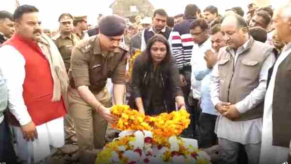 गमगीन माहौल में हुआ अंतिम संस्कार