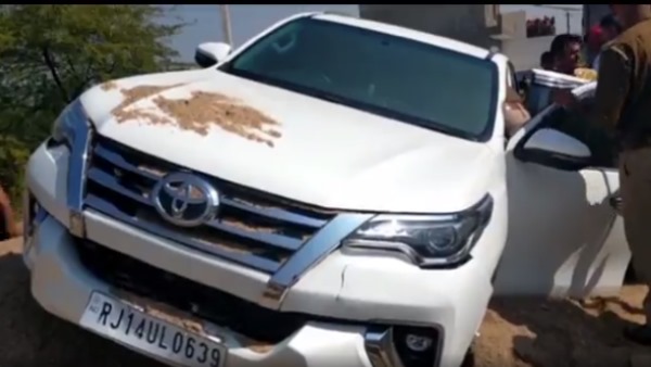 आगे मार्ग बंद मिला