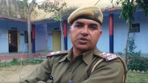 स्कूल की अध्यापिका ने मोबाइल से बनाया वीडियो