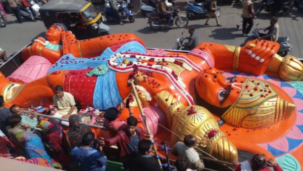 28 पहियों वाला 60 फीट लंबा ट्रोला