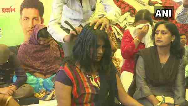 महिला अतिथि विद्वान ने कराया मुंडन महिला अतिथि विद्वान ने कराया मुंडन