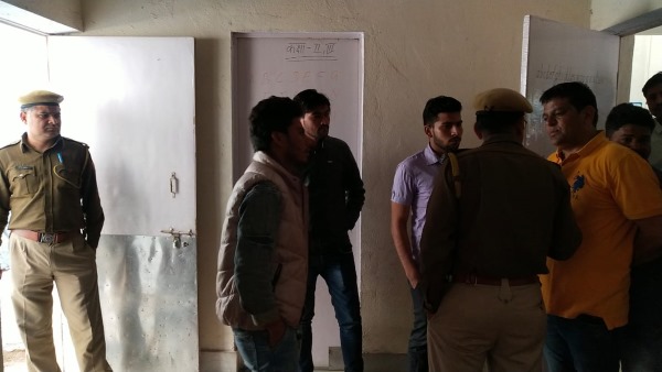  स्कूल के कमरों के लगाए ताले