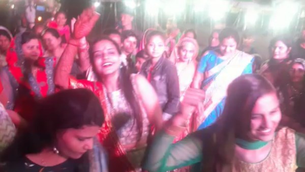 तीन भाई बहनों में अकेली हैं रिया तीन भाई बहनों में अकेली हैं रिया