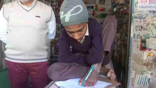 पैरों से लिखने की डाली आदत