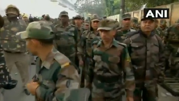 सेना जैसी वर्दी में दिखे दिल्ली पुलिस के जवाब सेना जैसी वर्दी में दिखे दिल्ली पुलिस के जवाब