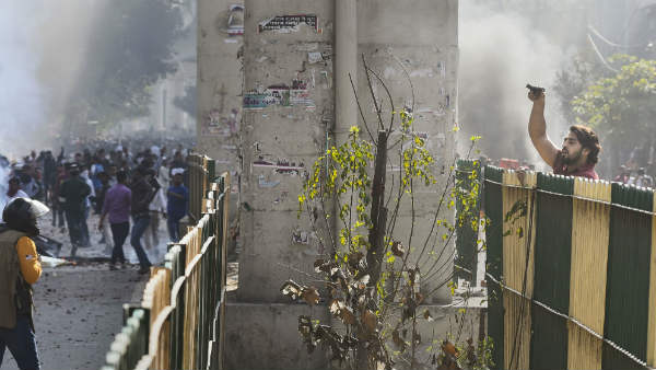 दिल्ली में फिर भड़की हिंसा