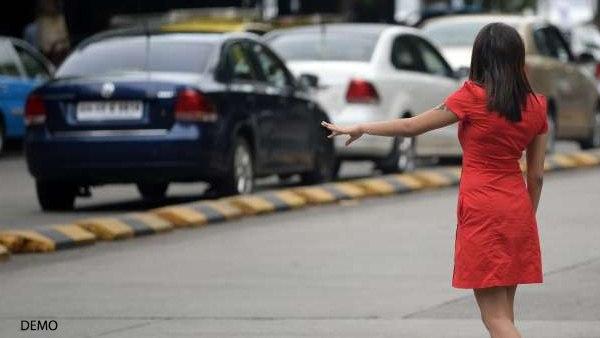 कैब में बैठते ही ड्राइवर शीशे में घूरने लगा और फिर... कैब में बैठते ही ड्राइवर शीशे में घूरने लगा और फिर...