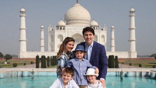 कनाडा के प्रधानमंत्री ताज देखते हुए कनाडा के प्रधानमंत्री ताज देखते हुए