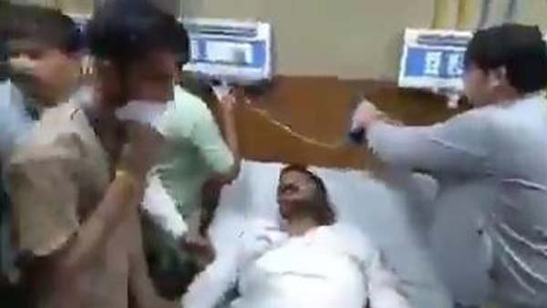 वीडियो में चंद्रशेखर को घेरे हुए हैं मेडिकल स्टाफ