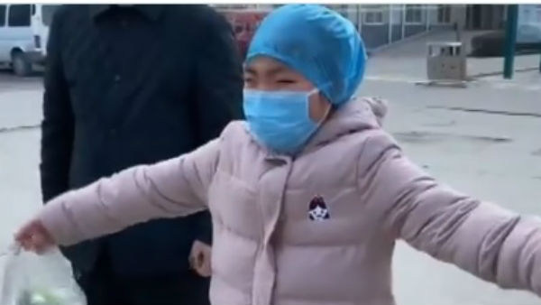 रोते हुए मासूम मां को हवा में गले लगाती है