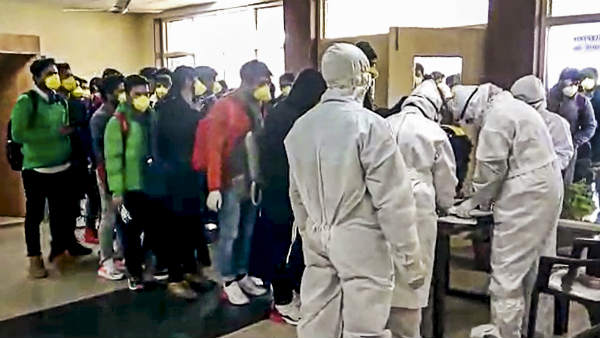 फैलता रहा वायरस, चमकती रही राजनीति