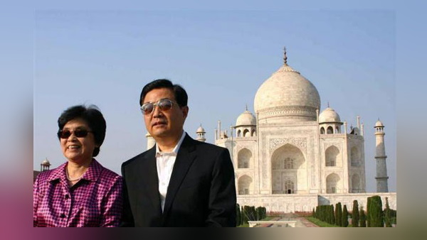 वर्ष 2006 में चीनी राष्ट्रपति हू जिंताओ ने देखा ताज वर्ष 2006 में चीनी राष्ट्रपति हू जिंताओ ने देखा ताज