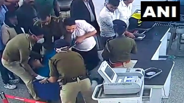 खड़े-खड़े अचानक गिर गया शख्स