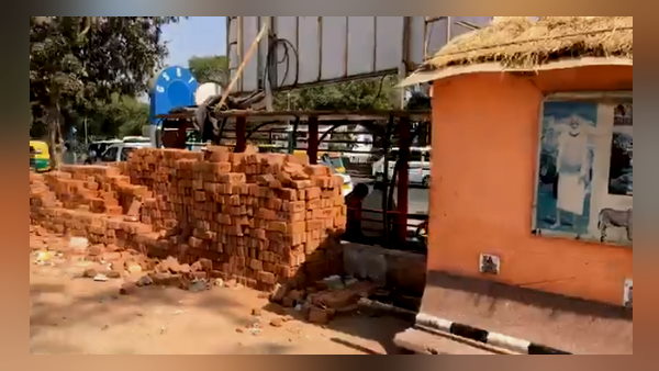 दीवार बनने से पहले डालना पड़ता था हरा पर्दा