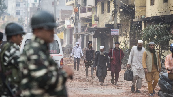 मौजपुर इलाके में भी दुकानें खुलीं