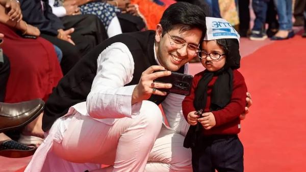 केजरीवाल की तरह मूंछ और मफलर बांधता है आवयान