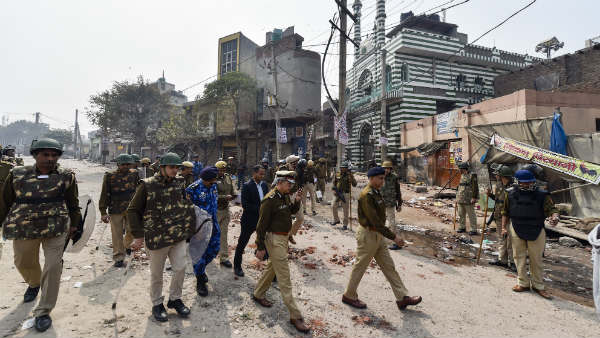 पुलिस वालों पर फायरिंग करके फरार 