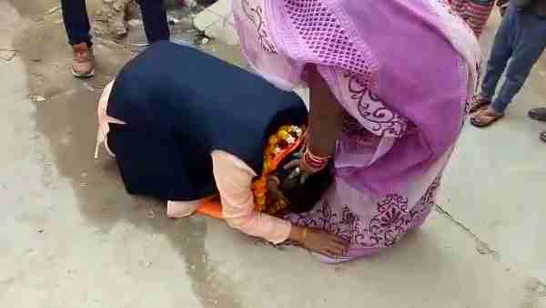 बुजुर्गों के पैरों में रखा अपना सिर