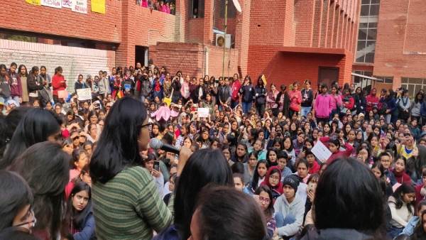 एनुअल फेस्ट के दौरान हुई थी घटना